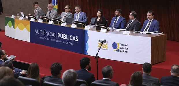 Audiências públicas instruções para eleições gerais 2026 - 05.02.2026 Audiência pública no plenário do TSE. No palco, há uma mesa longa com o ministro Nunes Marques e...