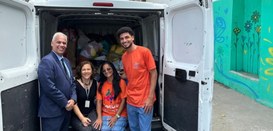 Servidores do TRE-PE entregam donativos para a ONG Coque Connecta