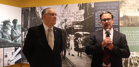 Com 60 itens catalogados, entre fotografias, vídeos e artefatos históricos, espaço do Tribunal R...