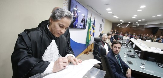 Com pleno lotado, TRE-PE realiza posse solene do desembargador Washington Amorim Ele assumiu uma das vagas reservadas à advocacia