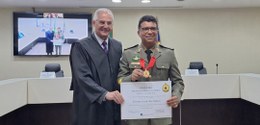 Coronel Tibério César recebeu a medalha no grau ouro