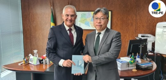 Cônsul do Japão faz visita de cortesia ao TRE-PE Hiroaki Sano foi recebido pelo presidente André Guimarães