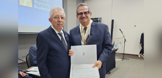 Corregedor recebe homenagem da Escola Nacional da Magistratura Desembargador recebeu a Medalha de Mérito da Escola