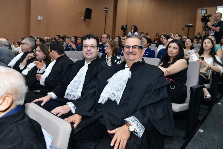Desembargador e servidora do TRE-PE são homenageados na solenidade de 203 anos do TJPE 4