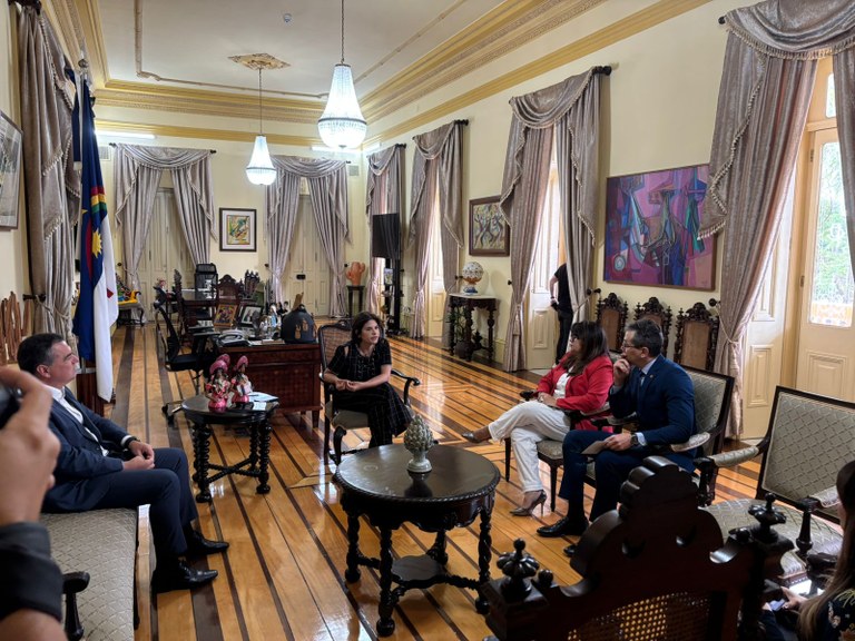 Desembargadores do TRE-PE entregam convites de posse no Palácio do Campo das Princesas