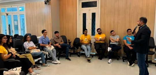 EJE-PE recebe estudantes do projeto PEMUN para atividades sobre democracia e processo eleitoral