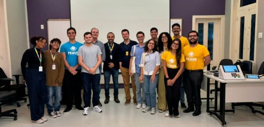 EJE-PE recebe estudantes do projeto PEMUN para atividades sobre democracia e processo eleitoral