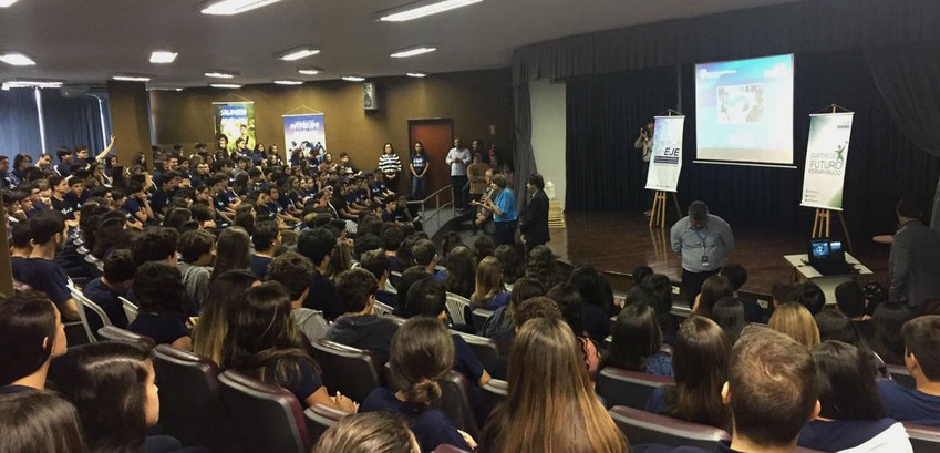 Eleitor do Futuro vai ao Colégio São Luís e encanta jovens e adultos Jovens do Colégio São Luís recebem palestras do eleitor do futuro