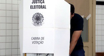 Eleitor votando urna