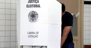 Eleitor votando urna Eleitor votando urna