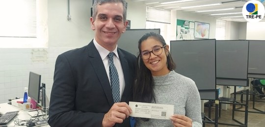 Eleitora realiza sonho de registrar a múltipla filiação