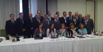 Encontro nacional de diretores das EJEs em Recife/PE Diretores perfilados por trás da mesa de trabalhos