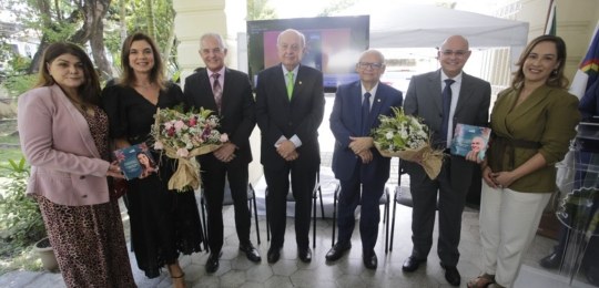 Ex-diretores da EJE-PE recebem homenagens do TRE-PE