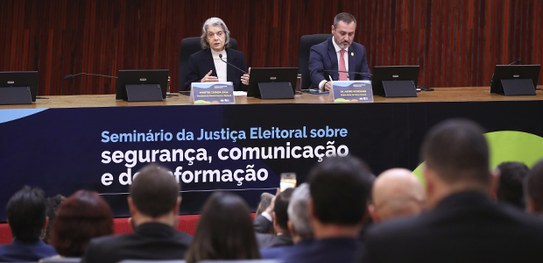 Foto: Alejandro Zambrana/Secom/TSE - Ministra Cármen Lúcia faz abertura do Abertura do Seminário da Justiça Eleitoral sobre Segurança, Comunicação e Desinformação - 27.01.2026 Foto: Alejandro Zambrana/Secom/TSE - Ministra Cármen Lúcia faz abertura do Abertura do Seminário...