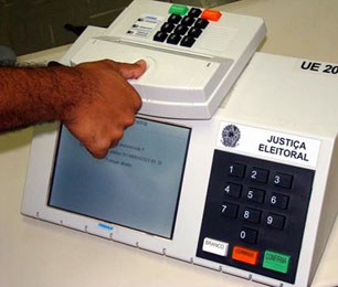 Urna eletrônica com leitor biométrico Urna eletrônica com leitor biométrico
Urna biométrica
Biometria
Leitura biométrica de dedo na...