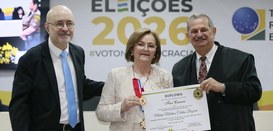 Ela recebeu medalhas das duas instituições