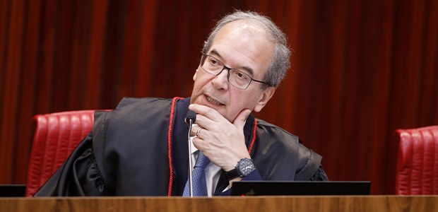 A imagem o mostra o Ministro Ricardo Villas Bôas Cueva em um ambiente formal, como um tribunal o...