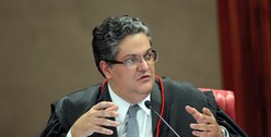 Ministro Henrique Neves durante sessão plenária do TSE em 21.08.2014