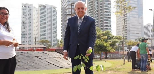 Presidente do TRE-PE participa de plantio de mudas durante Fórum VERDEMOCRACIA