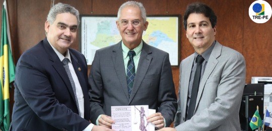 Presidente do TRE-PE recebe a visita cortesia O presidente, desembargador André Guimarães, foi convidado para a posse solene dos desembargador...