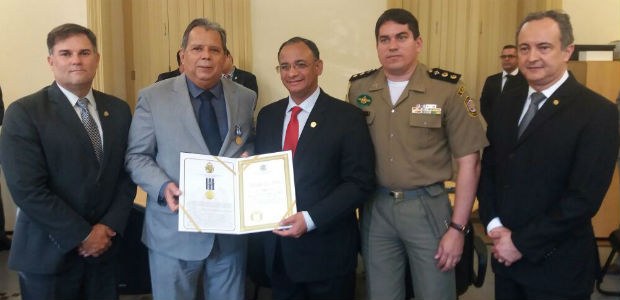 Presidente do TRE-PE recebe medalha da Casa Militar