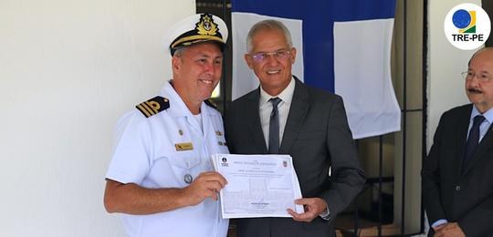 Presidente do TRE-PE recebe prêmio da Escola de Aprendizes Marinheiros Assessor de segurança também foi homenageado na cerimônia