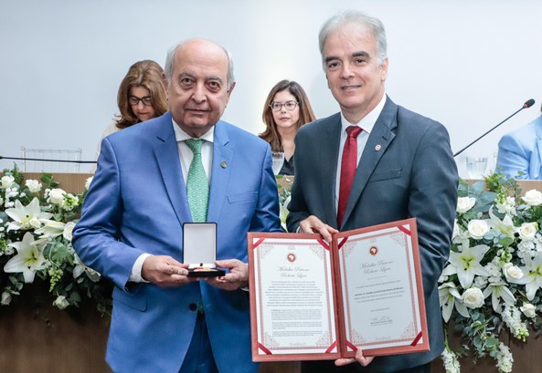 Presidente é agraciado com medalha do MPPE Comenda é entregue em comemoração ao Dia Nacional do Ministério Público