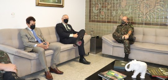 Presidente e vice-presidente do TRE-PE visitam CMNE Desembargadores Frederico Neves e Carlos Moraes foram recebidos pelo comandante militar do Norde...
