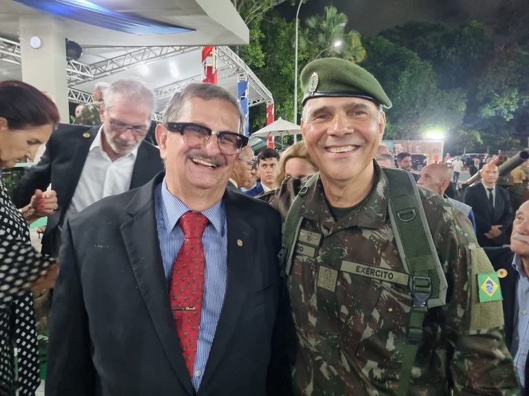 Presidente participa da solenidade de passagem de comando do CMNE 2 Presidente participa da solenidade de passagem de comando do CMNE 2