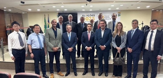 Representantes consulares participam de apresentação sobre a urna eletrônica