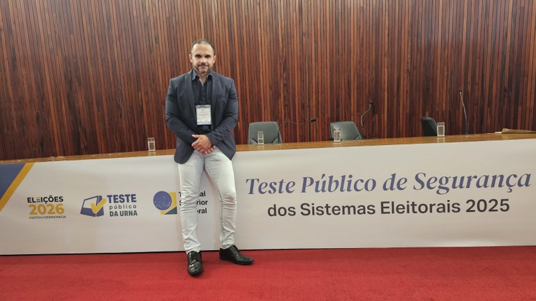 Servidor do TRE-PE e professor de Pernambuco participam do Teste Público da Urna 2 Servidor do TRE-PE e professor de Pernambuco participam do Teste Público da Urna 2