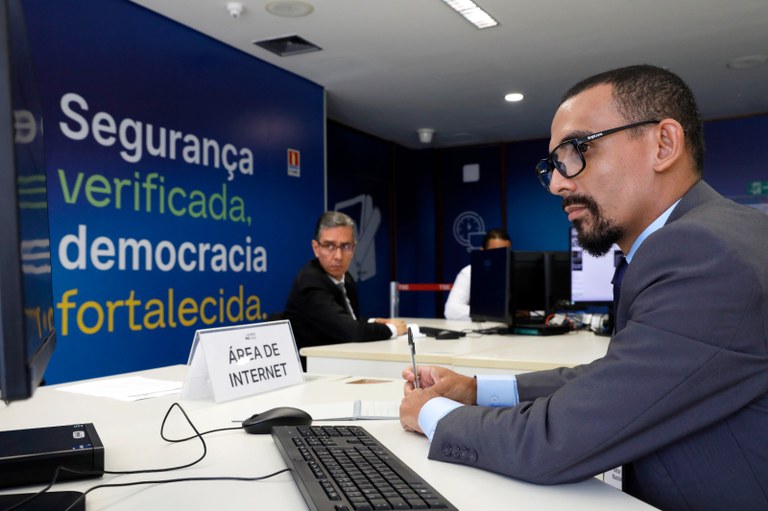 Servidor do TRE-PE e professor de Pernambuco participam do Teste Público da Urna 3 Servidor do TRE-PE e professor de Pernambuco participam do Teste Público da Urna 3