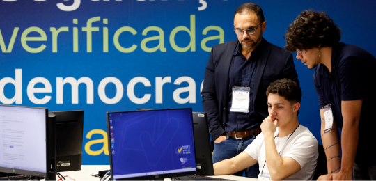 Servidor do TRE-PE e professor de Pernambuco participam do Teste Público da Urna Durante uma semana, a urna foi submetida a simulações de hackers para validação de sua segurança