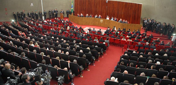 Sessão de posse do ministro Luiz Fux como presidente e da ministra Rosa Weber como vice-presidente do TSE em 06.02.2018 Sessão de posse do ministro Luiz Fux como presidente e da ministra Rosa Weber como vice-presiden...