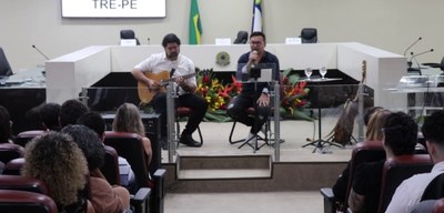 TRE-PE 02 Palestra-show com o cantor Almir Rouche abre a Semana do Servidor do TRE-PE