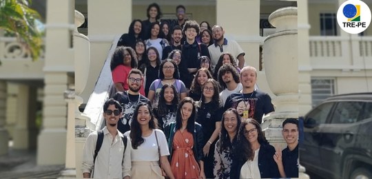 TRE-PE - Alunos de Comunicação Social da UFPE (Caruaru) visitaram o Centro de Memória Eleitoral da EJE-PE TRE-PE - Alunos de Comunicação Social da UFPE (Caruaru) visitaram o Centro de Memória Eleitoral ...
