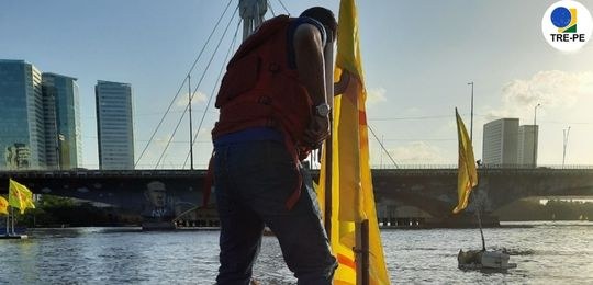 TRE-PE apreende 42 bandeiras em barcos no rio Capibaribe A ação integrada contou com a participação da PM e do Corpo de Bombeiros
