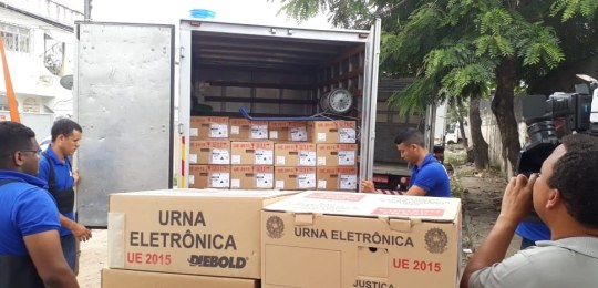 TRE-PE carregamento e transporte de urnas 2018 Arquivo contendo foto do carregamento e transporte de urnas 2018