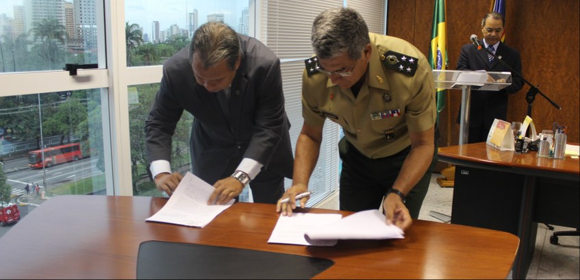TRE-PE - convênio para biometria com o Exército TRE-PE assina o acordo de cooperação para biometria com o Exército