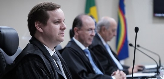 TRE-PE Desembargador eleitoral Carlos Gil Rodrigues Filho recebe homenagem em sua última sessão no TRE-PE Desembargador eleitoral Carlos Gil Rodrigues Filho recebe homenagem em sua última sessão no TRE-PE
