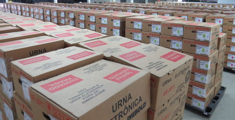 Urnas eleitorais no depósito, QG da Iputinga.