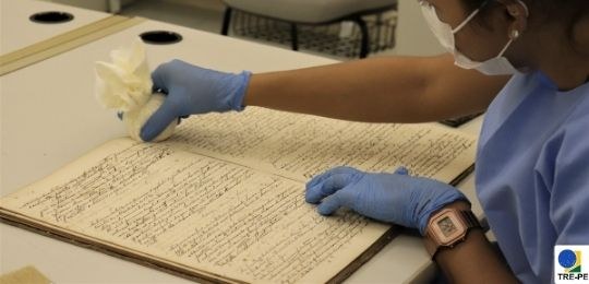 TRE-PE e UFPE firmam parceria pela preservação de documentos históricos