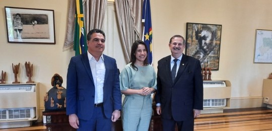 TRE-PE entrega de convite de posse para a governadora TRE-PE entrega de convite de posse para a governadora