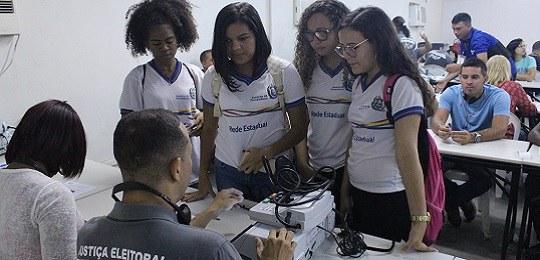 TRE-PE - estudantes da preparação de urnas Alunos da rede pública auxiliam na preparação de urnas