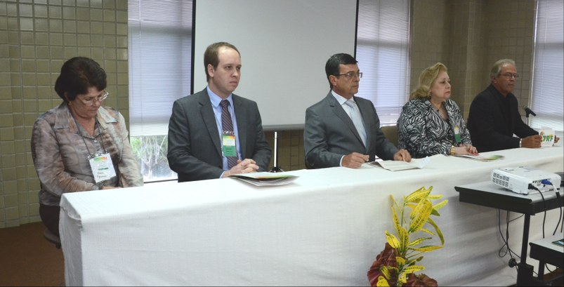 Cibele Figueiredo (esq.) representa o TRE-PE na mesa de honra do Fórum de Memória do Judiciário