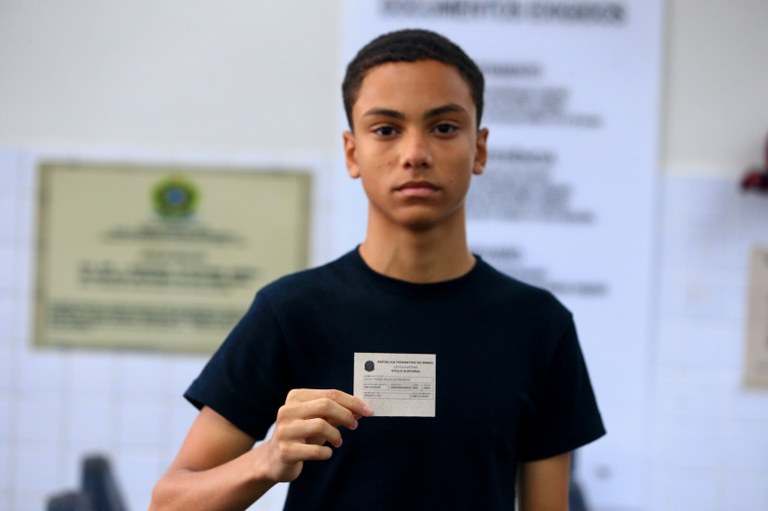 TRE-PE inicia mais um mutirão para coleta de biometria e emissão do 1º título TRE-PE Garoto realiza mutirão para coleta biométrica e emissão do 1º título