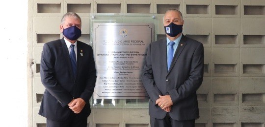 Foto do descerramento da placa de inauguração do novo centro administrativo do TRE-PE