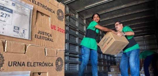 TRE-PE inicia carregamento dos veículos que vão transportar as urnas