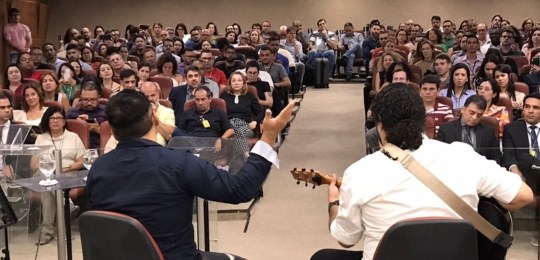 Palestra-show com o cantor Almir Rouche abre a Semana do Servidor do TRE-PE