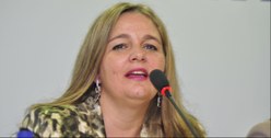 Dra. Karla Júlia Marcelino, gerente da Ouvidoria do Estado de Pernambuco, palestrante do tema "A...